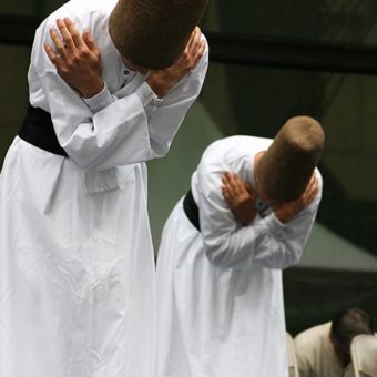 Turkish_whirling_dervishes_of_Mevlevi_Order,_bowing_in_unison_during_the_Sema_ceremony
